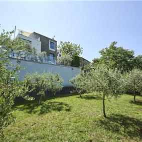 4 Bedroom Luxury Villa Retreat with Heated Infinity Pool near Buje, Sleeps 8-10
